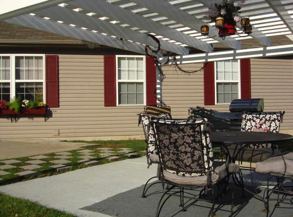 Green Pine Louvered Vinyl Exterior Shutters 2-Pack B5485