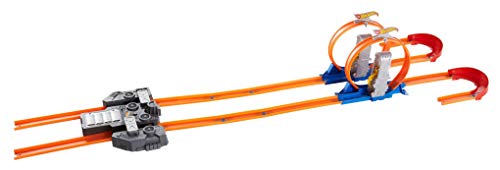 Hot Wheels Toy Car Track Set with Motorized Booster Q2622